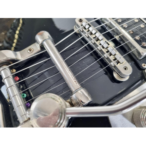 La Duesenberg Starplayer TV + 2020 Black es una guitarra eléctrica de alta gama que combina elegancia retro con un rendimiento 