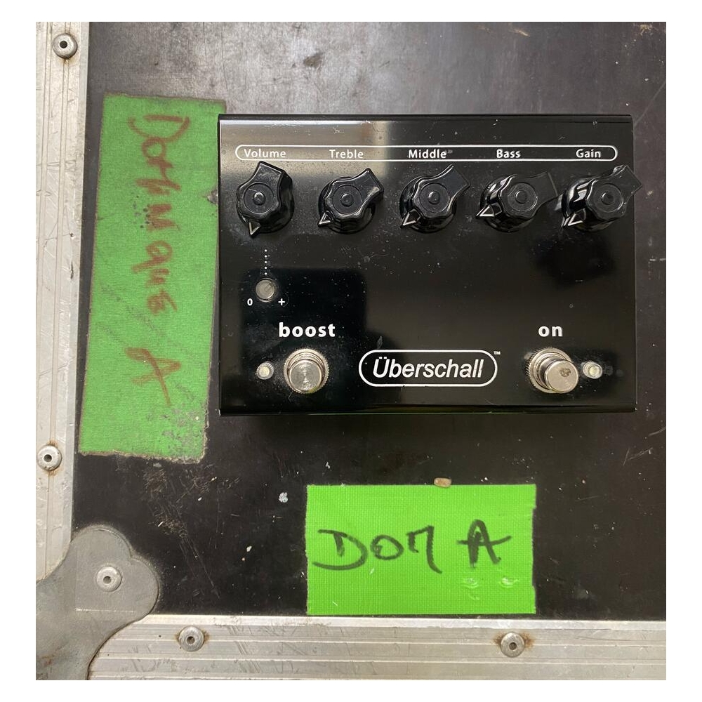 Bogner Überschall es un amplificador de guitarra de alta ganancia que ofrece tonos poderosos y agresivos. Diseñado con la 