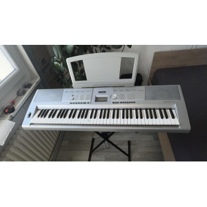 Yamaha DGX-205 "Portable Grand"