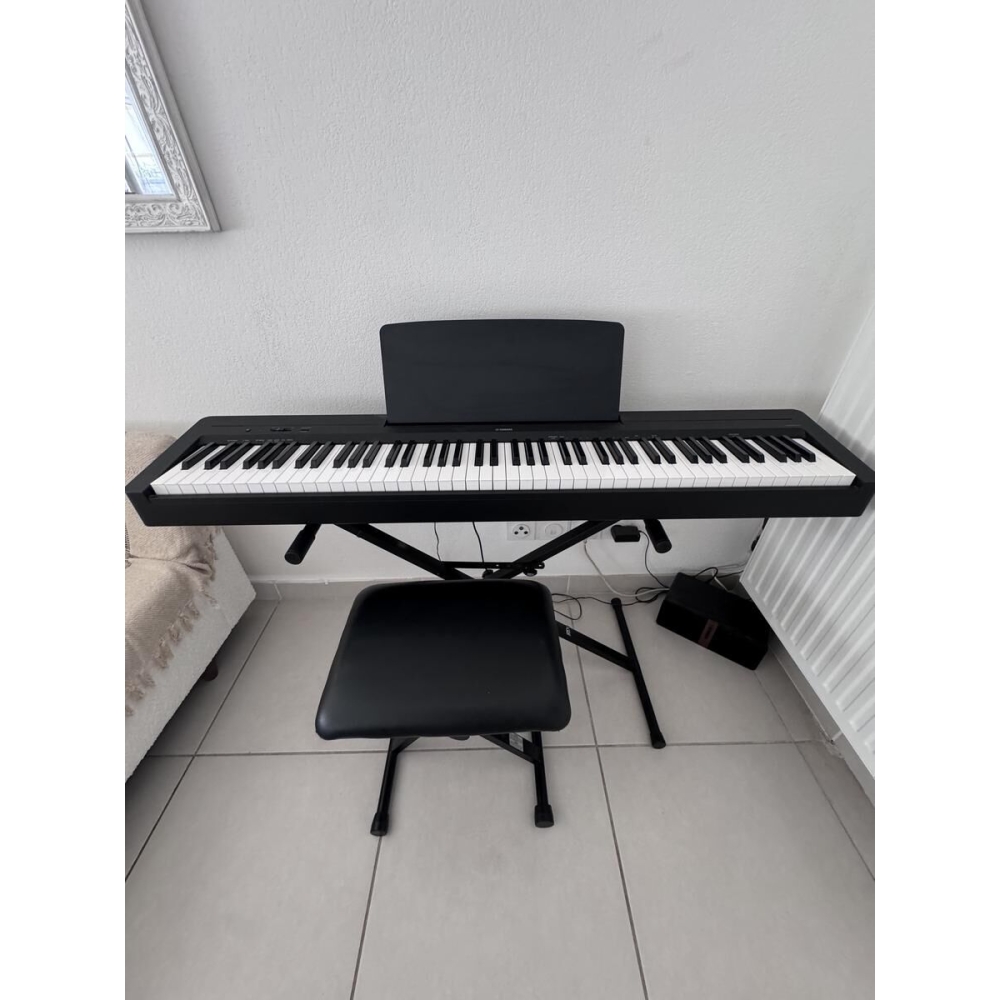 El Yamaha P-45 es un piano digital de 88 teclas con acción de martillo ponderado.