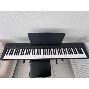 El Yamaha P-45 es un piano digital de 88 teclas con acción de martillo ponderado.