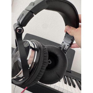 El Yamaha P-45 es un piano digital de 88 teclas con acción de martillo ponderado.