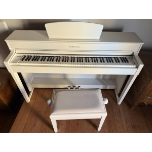 El Yamaha CLP-535WH Clavinova es un piano digital de alta calidad que combina la sensación y el sonido de un piano acústico 