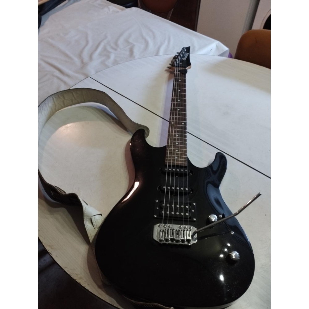La Ibanez GIO GRX es una guitarra eléctrica versátil y asequible que se adapta a una amplia variedad de estilos musicales. Con