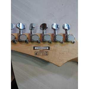 La Ibanez GIO GRX es una guitarra eléctrica versátil y asequible que se adapta a una amplia variedad de estilos musicales. Con