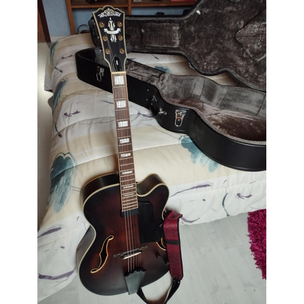 Washburn J600 es un increíble y versátil guitarra eléctrica semi-hueca. Con su elegante diseño y construcción de alta 