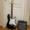 Squier Pack guitarra eléctrica Squier Stratocaster + amplificador Squier 10W como nuevo.