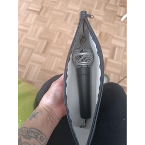 Shure SM58 es un micrófono dinámico de mano diseñado específicamente para su uso en presentaciones en vivo y estudios de 