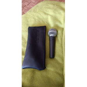 Shure SM58 es un micrófono dinámico de mano diseñado específicamente para su uso en presentaciones en vivo y estudios de 