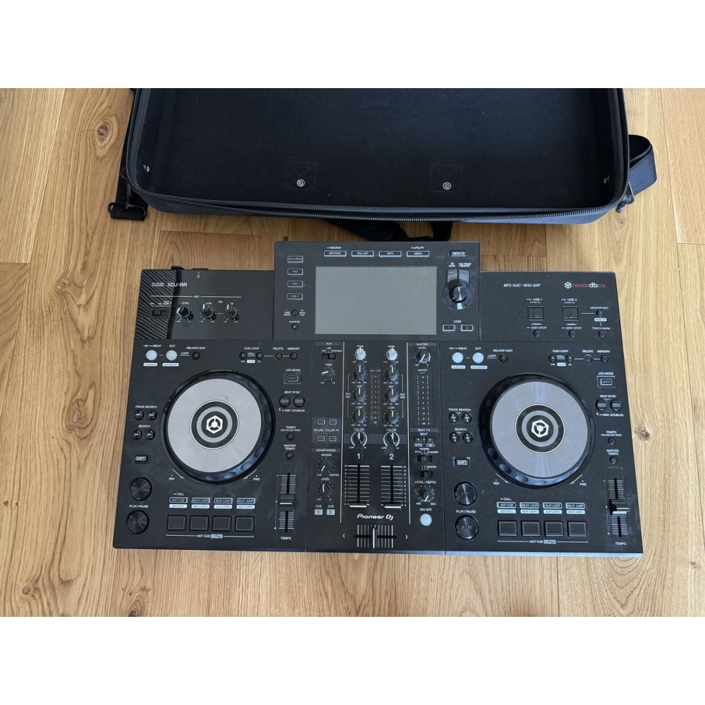El Pioneer XDJ-RR es un completo sistema todo en uno diseñado para DJs que prefieren un estilo de mezcla intuitivo y portátil.