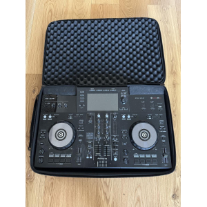 El Pioneer XDJ-RR es un completo sistema todo en uno diseñado para DJs que prefieren un estilo de mezcla intuitivo y portátil.