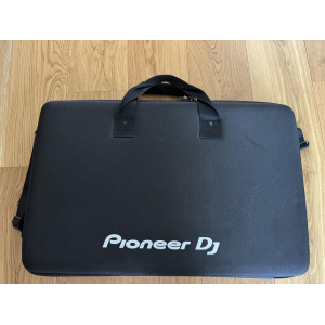 El Pioneer XDJ-RR es un completo sistema todo en uno diseñado para DJs que prefieren un estilo de mezcla intuitivo y portátil.