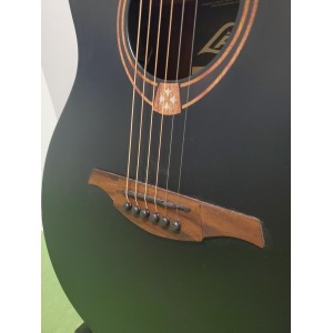 La Lâg Tramontane T118 ACE BLK es una guitarra electroacústica de gran calidad. Con una estética elegante y un sonido