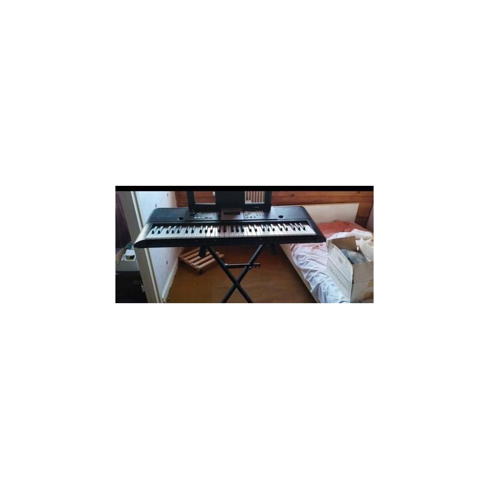 Yamaha PSR-E223 es un teclado portátil ideal para principiantes y músicos aficionados. Con su amplia variedad de funciones y 