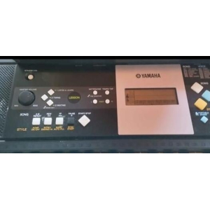 Yamaha PSR-E223 es un teclado portátil ideal para principiantes y músicos aficionados. Con su amplia variedad de funciones y 