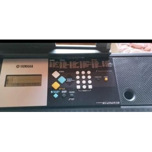 Yamaha PSR-E223 es un teclado portátil ideal para principiantes y músicos aficionados. Con su amplia variedad de funciones y 