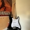 Squier Stratocaster + Amplificador Squier Frontman 10G