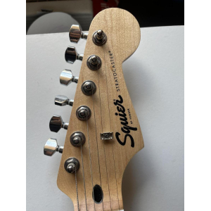 Squier Stratocaster + Amplificador Squier Frontman 10G