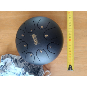 El handpan, también conocido como hang drum, es un instrumento de percusión melódica de forma redondeada y con múltiples 