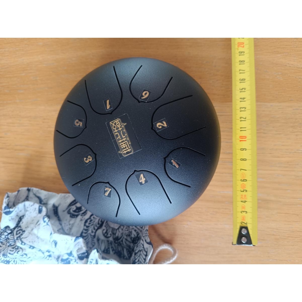 El handpan, también conocido como hang drum, es un instrumento de percusión melódica de forma redondeada y con múltiples 