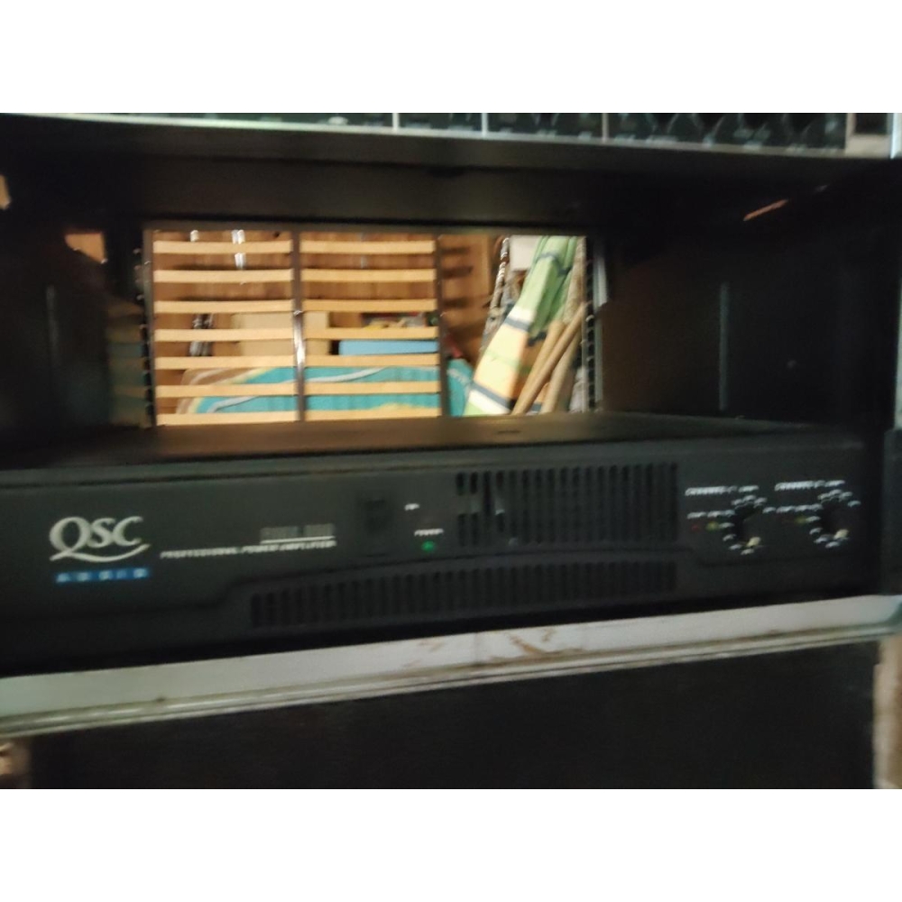 El QSC RMX 850 es un amplificador de potencia profesional diseñado para aplicaciones de sonido en vivo y de instalación. Con 