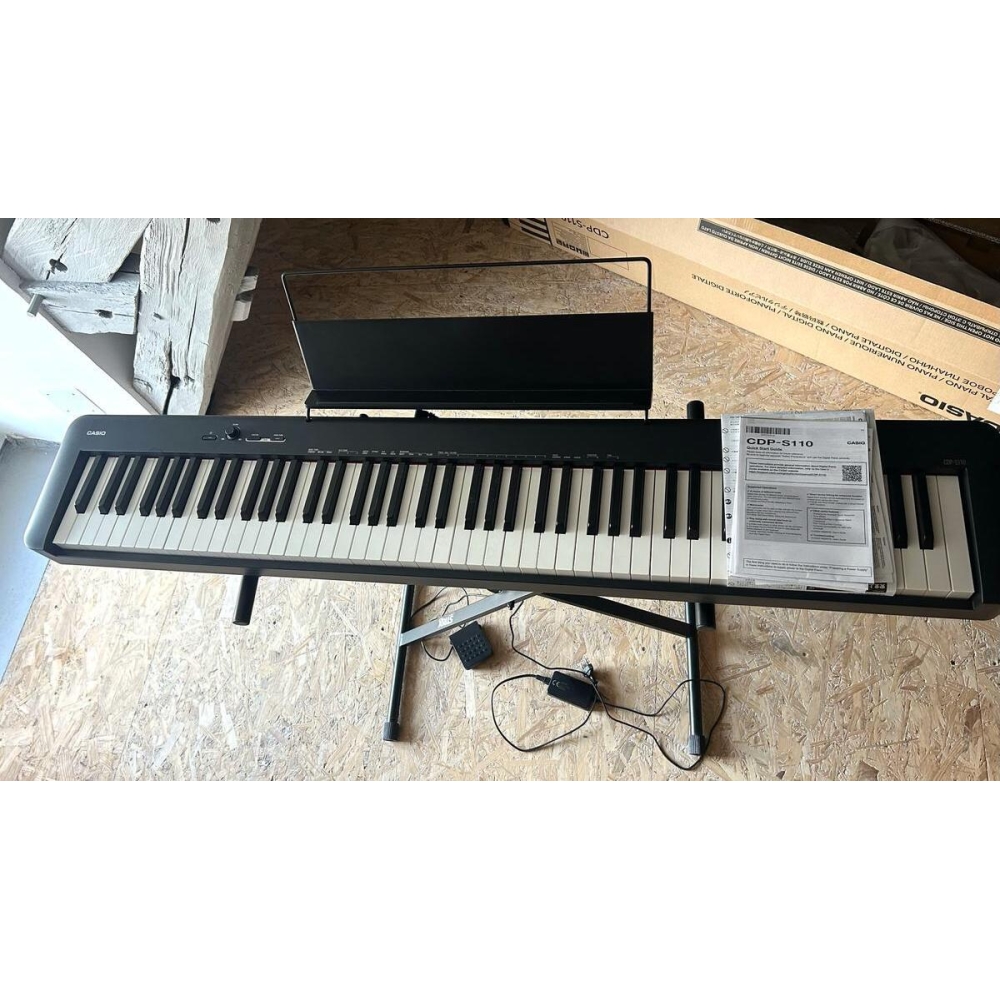 El Casio CDP-S110 es un piano digital portátil que combina calidad de sonido excepcional con características avanzadas, 