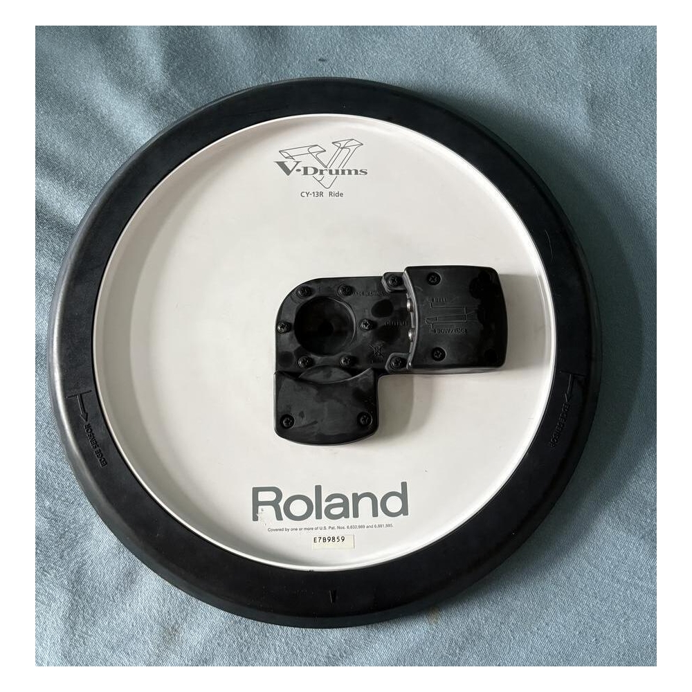 El Roland CY13R es un plato de tres zonas de la reconocida marca Roland. Con un diámetro de 13 pulgadas, este plato de batería
