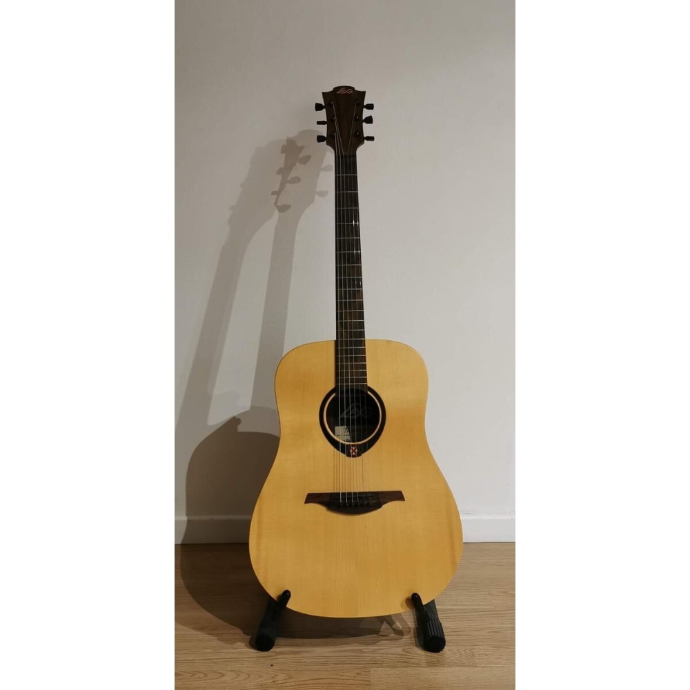 La guitarra Lâg Tramontane 70D-HIT es una magnífica opción para los músicos que buscan un sonido excepcional y una calidad 