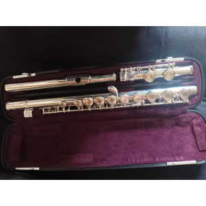 Yamaha YFL-381 es una flauta travesera de alta calidad diseñada para satisfacer las necesidades de los músicos más exigentes.