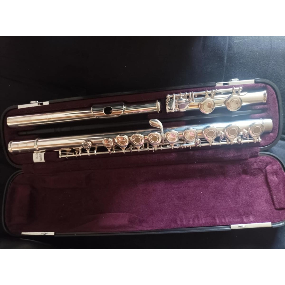 Yamaha YFL-381 es una flauta travesera de alta calidad diseñada para satisfacer las necesidades de los músicos más exigentes.