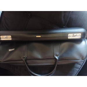 Yamaha YFL-381 es una flauta travesera de alta calidad diseñada para satisfacer las necesidades de los músicos más exigentes.