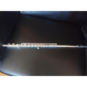 Yamaha YFL-381 es una flauta travesera de alta calidad diseñada para satisfacer las necesidades de los músicos más exigentes.