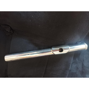 Yamaha YFL-381 es una flauta travesera de alta calidad diseñada para satisfacer las necesidades de los músicos más exigentes.