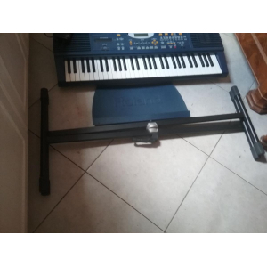 El Roland EM-20 es un teclado musical portátil diseñado para músicos en movimiento. Con su diseño compacto y ligero, este 