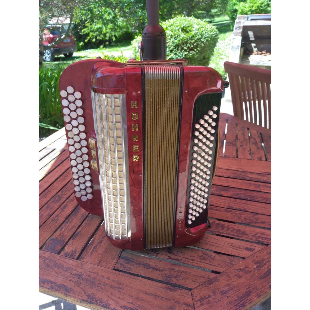 Hohner Amati IV R es un acordeón diatónico de alta calidad fabricado por la renombrada marca Hohner. Este acordeón ofrece un 