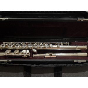 La Yamaha YFL-482 es una flauta travesera de alto rendimiento diseñada para músicos profesionales y estudiantes avanzados. Con