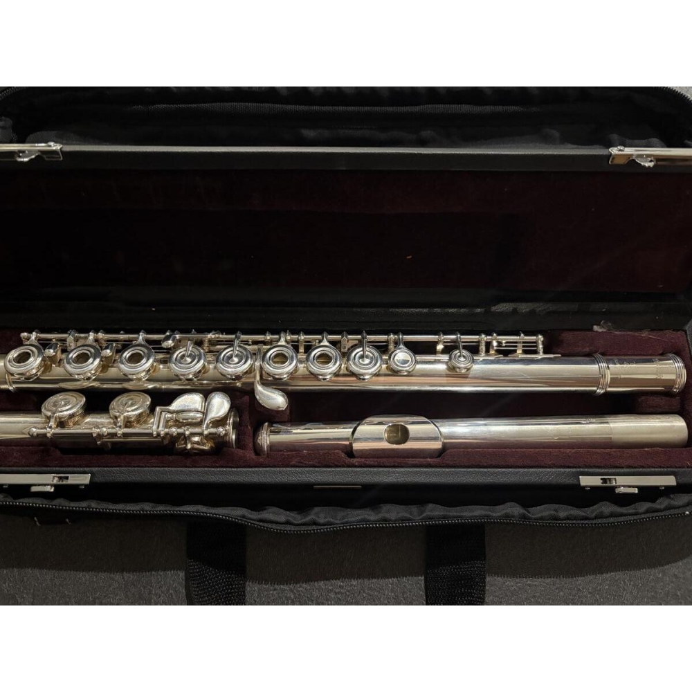 La Yamaha YFL-482 es una flauta travesera de alto rendimiento diseñada para músicos profesionales y estudiantes avanzados. Con