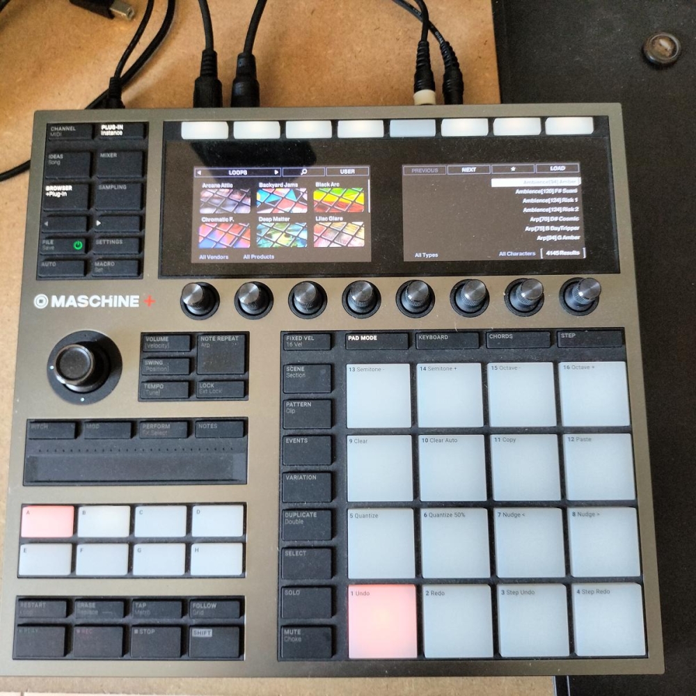 Native Instruments Maschine+ es una estación de producción musical independiente, diseñada para crear y ejecutar música de 