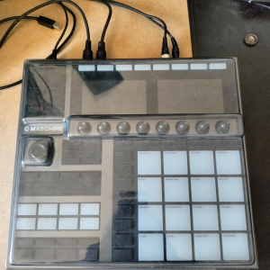 Native Instruments Maschine+ es una estación de producción musical independiente, diseñada para crear y ejecutar música de 