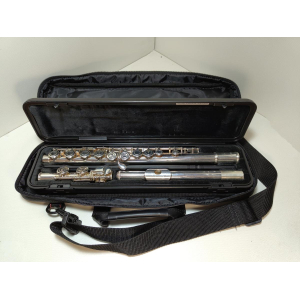 La flauta travesera Yamaha YFL-312 es un instrumento de alta calidad ideal para músicos profesionales y estudiantes avanzados. 