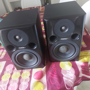 Los Fostex PM0.5n son unos monitores de estudio de alta calidad que ofrecen una reproducción de sonido excepcional. Con una 