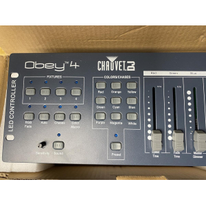 Chauvet Obey 4 es una consola de iluminación compacta y fácil de usar diseñada para controlar hasta 4 luces DMX. Con una 