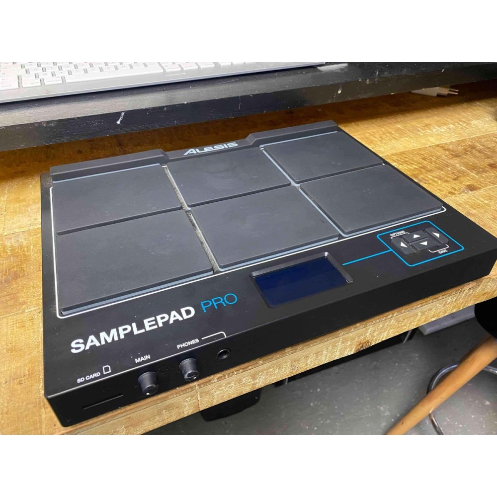 El Alesis Sample Pad Pro es un avanzado controlador de percusión que combina un amplio conjunto de funciones y una interfaz 