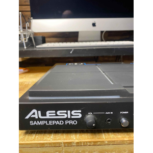 El Alesis Sample Pad Pro es un avanzado controlador de percusión que combina un amplio conjunto de funciones y una interfaz 