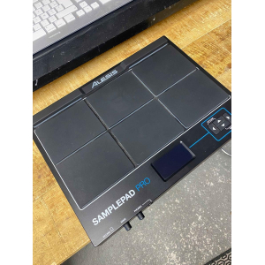 El Alesis Sample Pad Pro es un avanzado controlador de percusión que combina un amplio conjunto de funciones y una interfaz 