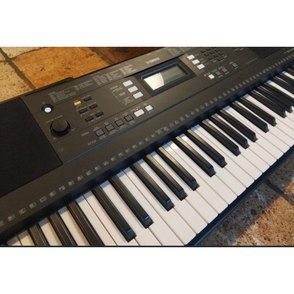 El Yamaha PSR E343 es un teclado portátil de alta calidad que ofrece una amplia gama de funciones y características ideales 