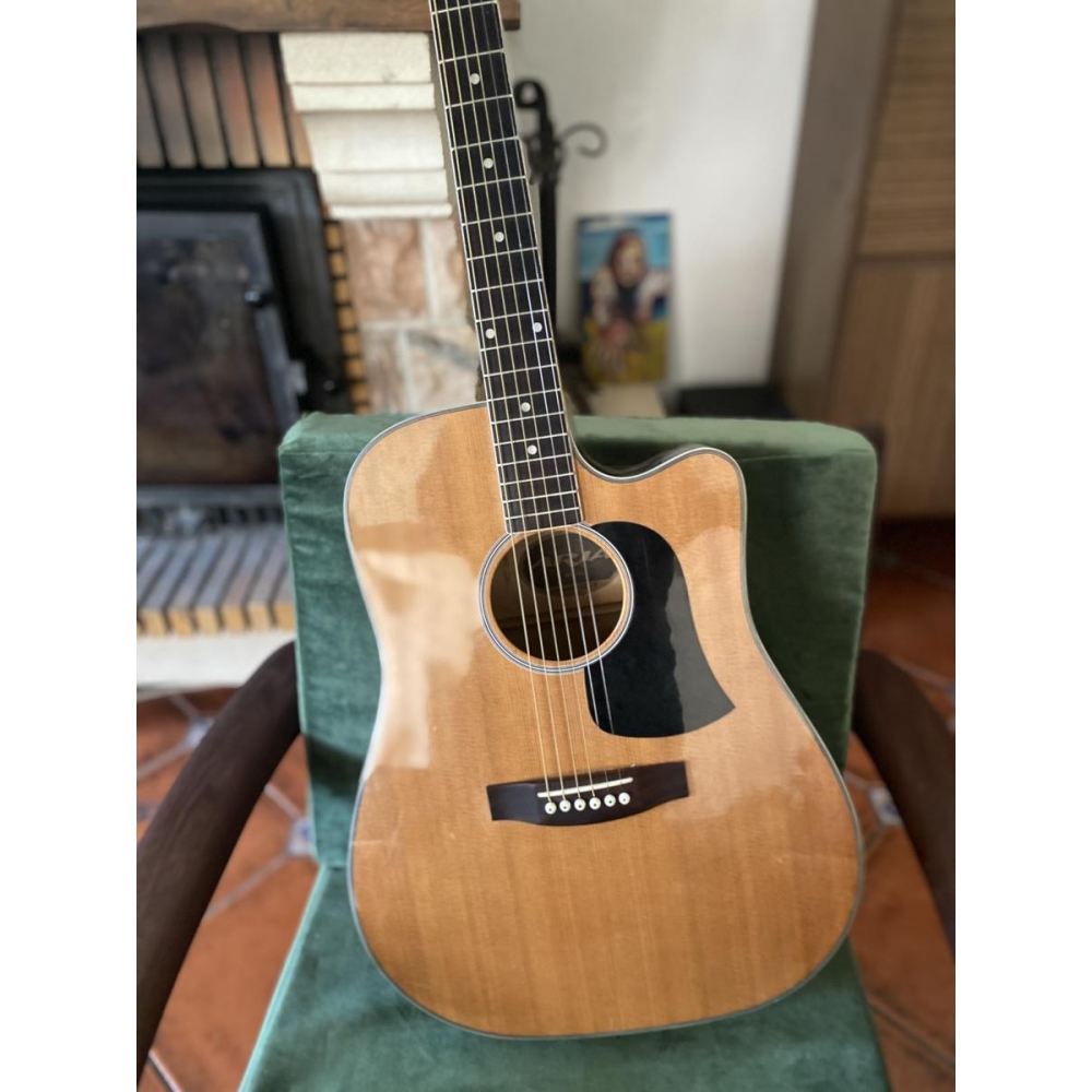 La Aria AW-20 CEW es una guitarra electroacústica de alta calidad que combina la belleza clásica de la madera de caoba con la 