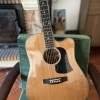 La Aria AW-20 CEW es una guitarra electroacústica de alta calidad que combina la belleza clásica de la madera de caoba con la 