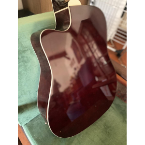 La Aria AW-20 CEW es una guitarra electroacústica de alta calidad que combina la belleza clásica de la madera de caoba con la 