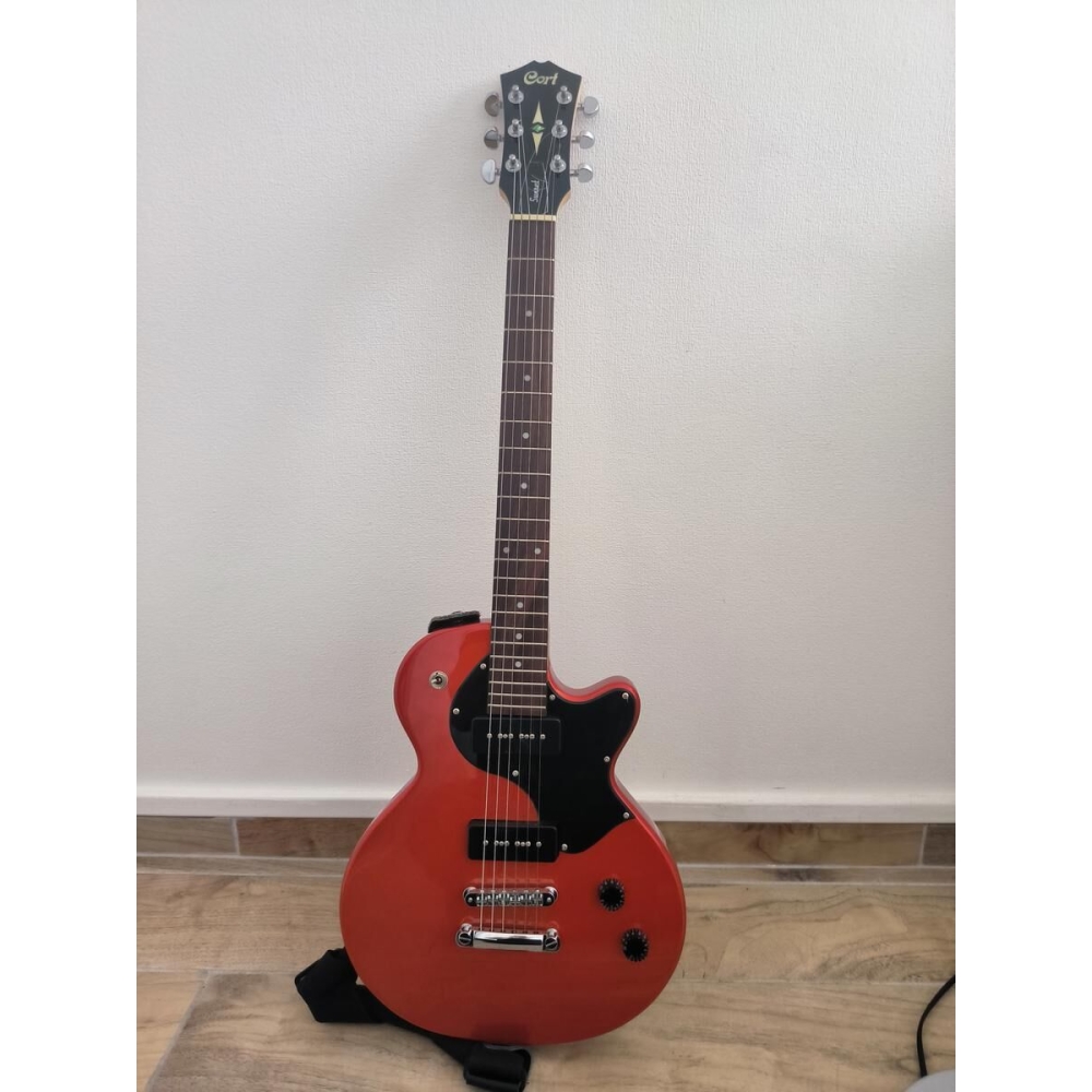 Cort Sunset Junior 2 is a sleek and stylish electric guitar that marries classic design with modern features. Its double cutaway
